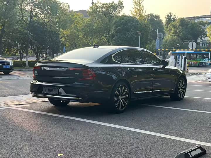 Фото 9 - Volvo S90