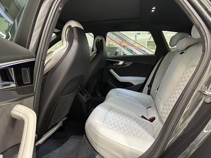 Фото 4 - Audi RS 4