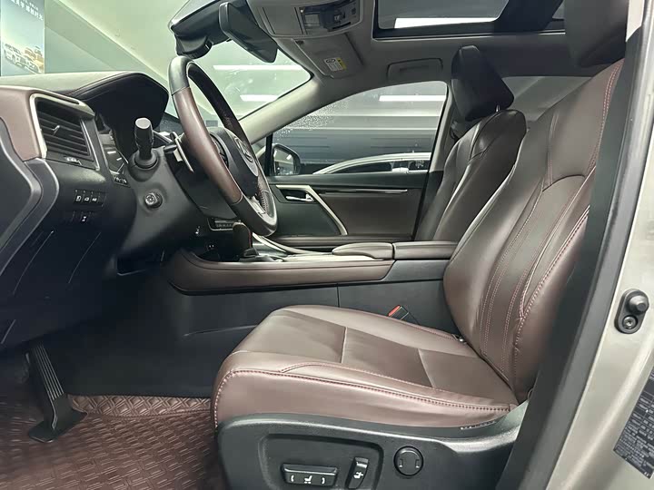 Фото 9 - Lexus RX