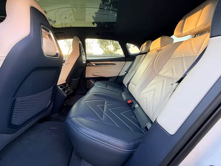 Фото 6 - Zeekr 001