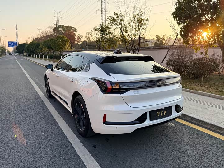 Фото 9 - Zeekr 001