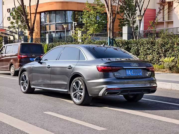 Фото 2 - Audi A4L