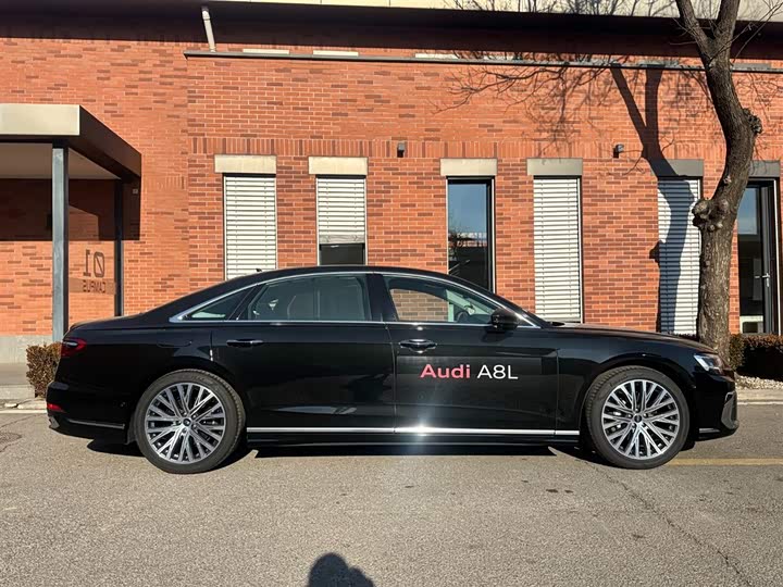 Фото 3 - Audi A8