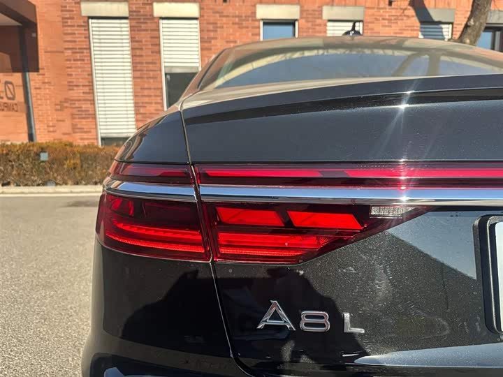 Фото 7 - Audi A8