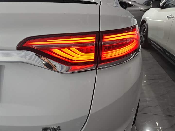 Фото 8 - Geely Tugella