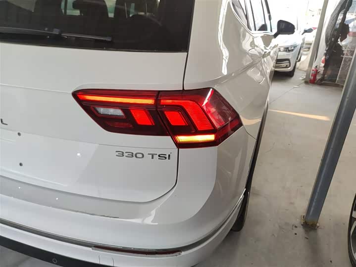 Фото 8 - Volkswagen Tiguan L Pro