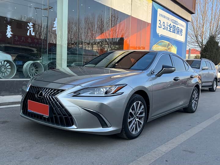 Фото 1 - Lexus ES