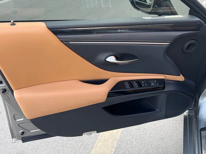 Фото 8 - Lexus ES