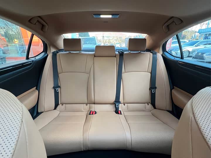 Фото 9 - Lexus ES