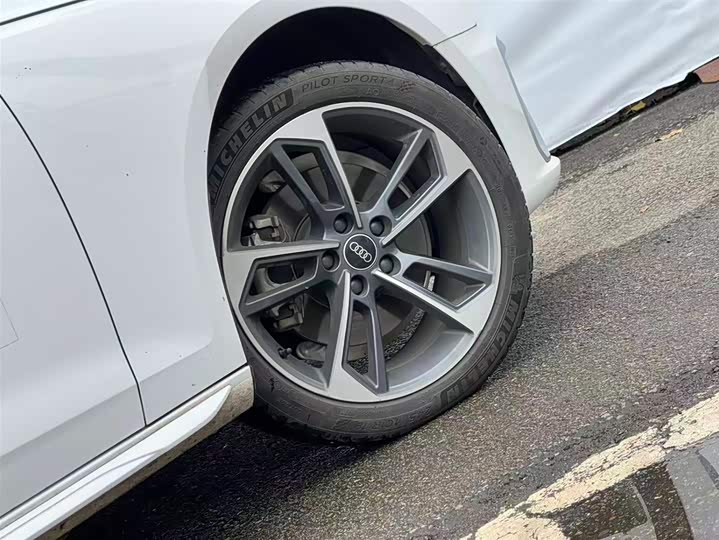 Фото 8 - Audi A4L