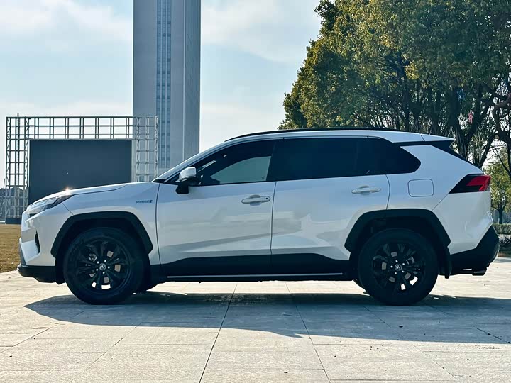 Фото 7 - Toyota RAV4