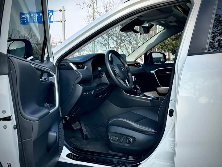 Фото 8 - Toyota RAV4