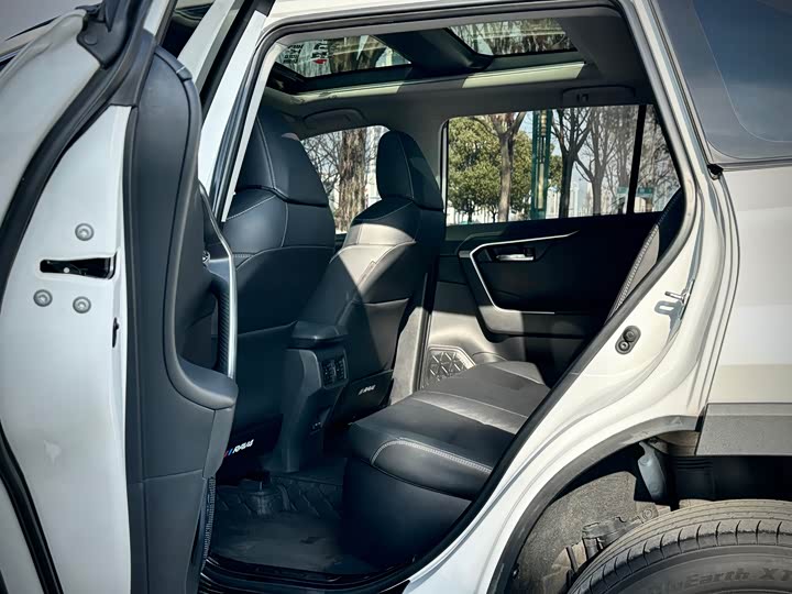 Фото 9 - Toyota RAV4