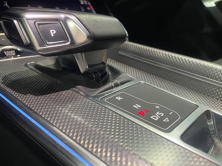 Фото 9 - Audi A6L Hybrid