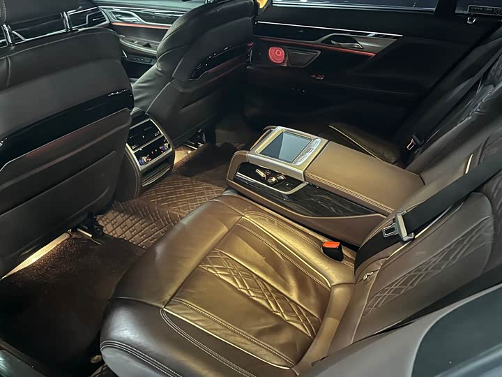 Фото 5 - BMW 7 Series