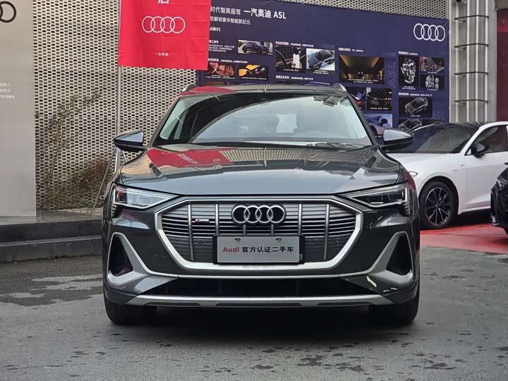 Фото 2 - Audi e-tron