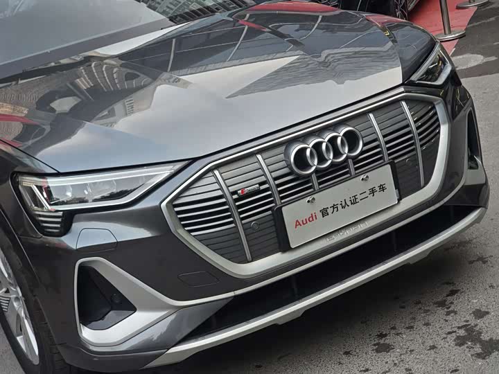 Фото 3 - Audi e-tron