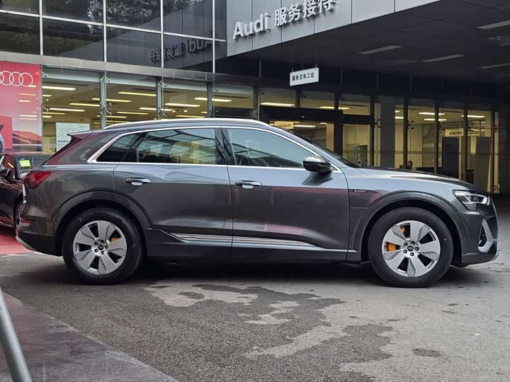 Фото 5 - Audi e-tron
