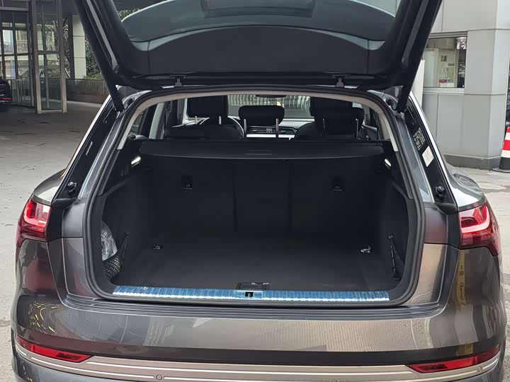 Фото 9 - Audi e-tron