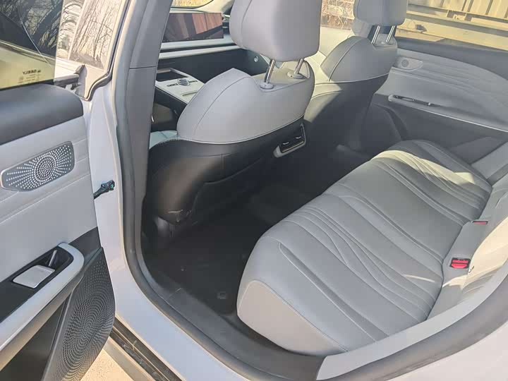 Фото 8 - Geely Galaxy E8