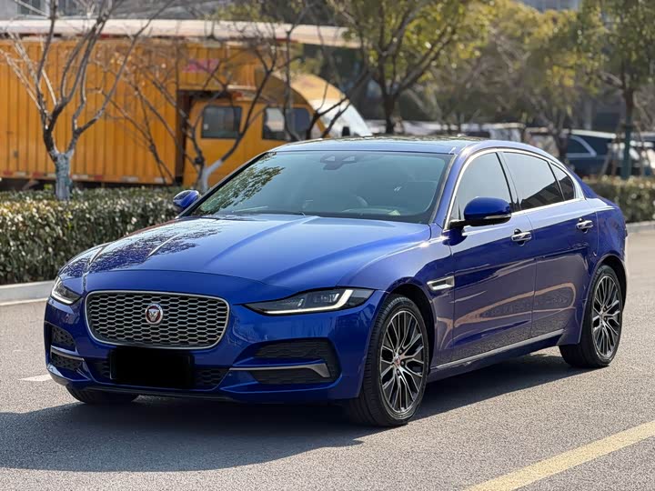 Фото 1 - Jaguar XE L