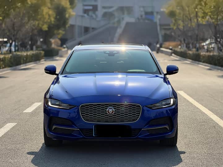 Фото 2 - Jaguar XE L