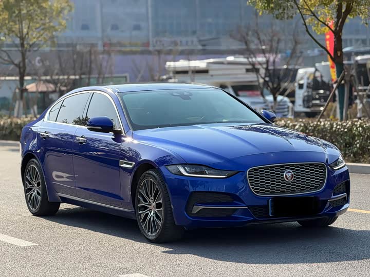 Фото 3 - Jaguar XE L