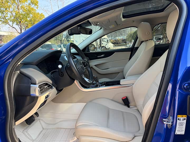 Фото 4 - Jaguar XE L