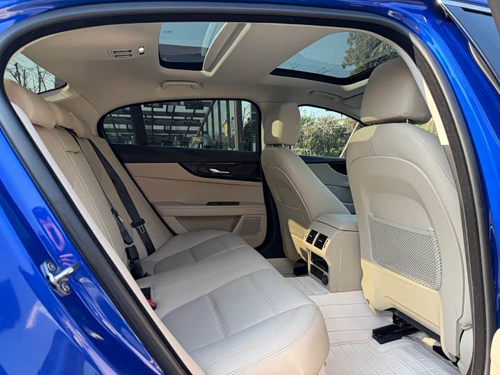 Фото 6 - Jaguar XE L