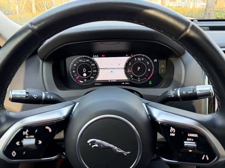 Фото 9 - Jaguar XE L