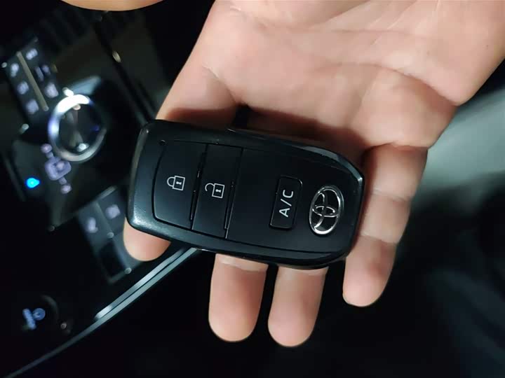 Фото 9 - Toyota bZ4X