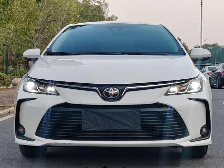 Фото 2 - Toyota Corolla