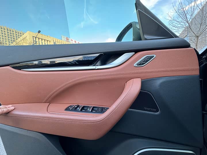 Фото 6 - Maserati Levante