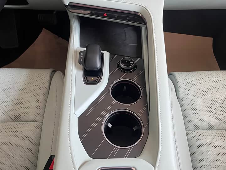 Фото 8 - Zeekr 001