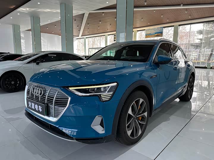 Фото 2 - Audi e-tron
