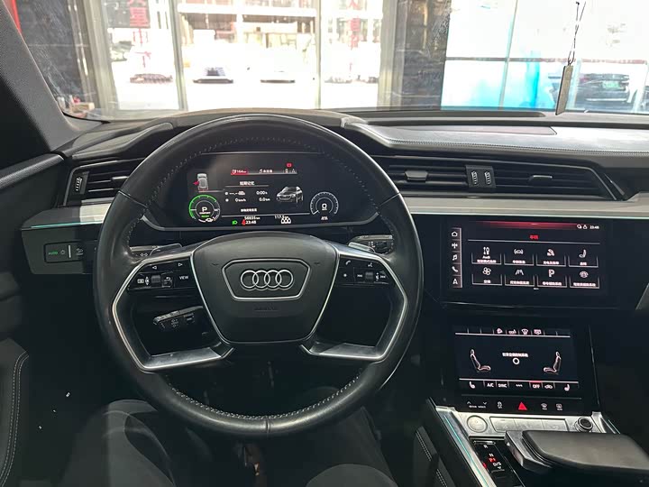 Фото 4 - Audi e-tron