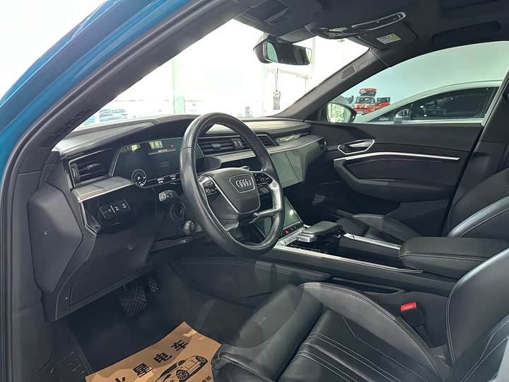 Фото 6 - Audi e-tron