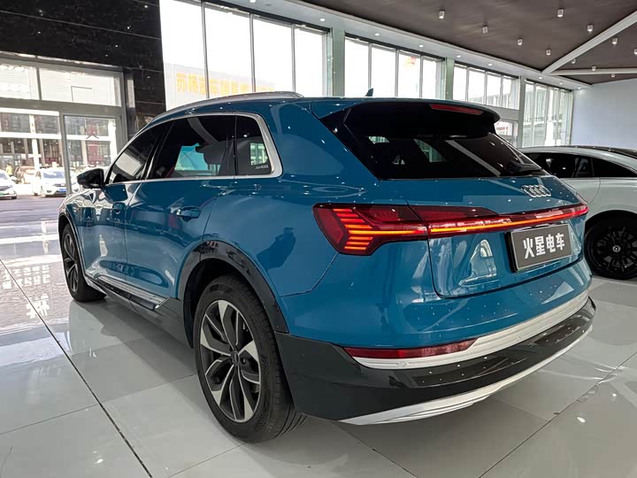 Фото 8 - Audi e-tron