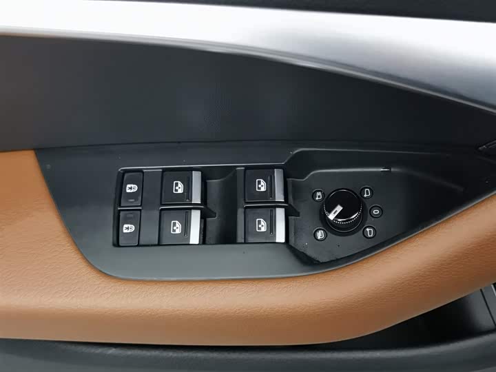 Фото 9 - Audi A6L