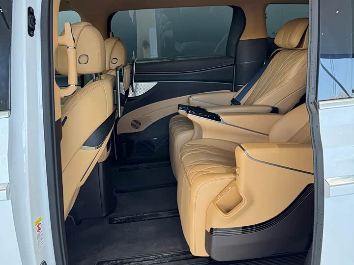 Фото 5 - Denza D9