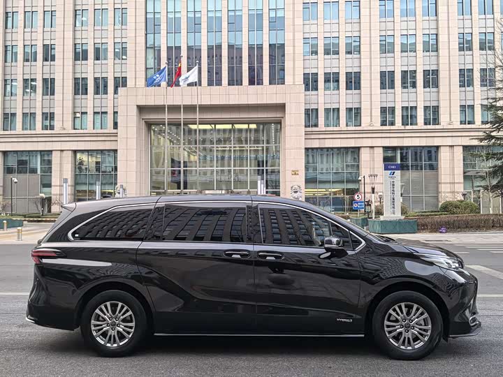 Фото 7 - Toyota Sienna