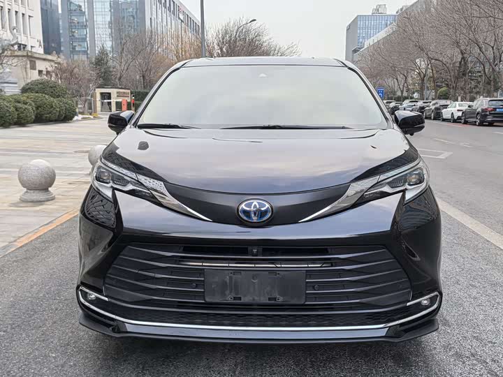 Фото 9 - Toyota Sienna