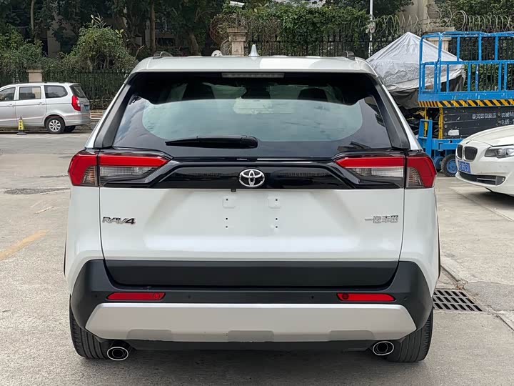 Фото 5 - Toyota RAV4