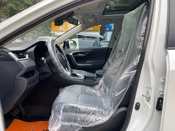 Фото 7 - Toyota RAV4