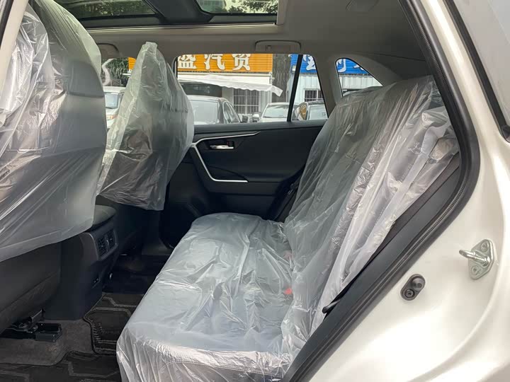 Фото 8 - Toyota RAV4