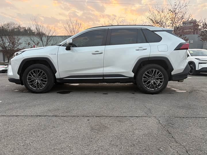 Фото 9 - Toyota Wildlander