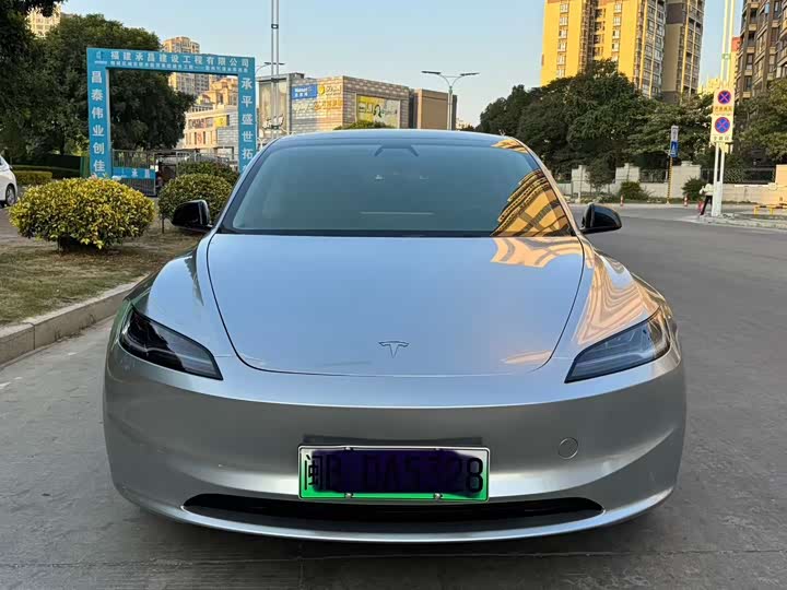 Фото 2 - Tesla Model 3