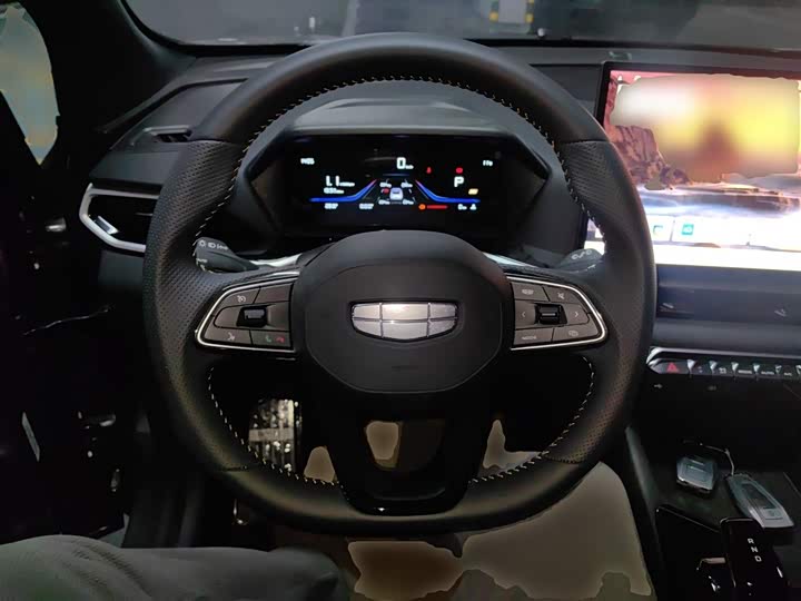 Фото 3 - Geely Coolray