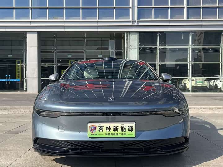 Фото 2 - Zeekr 007