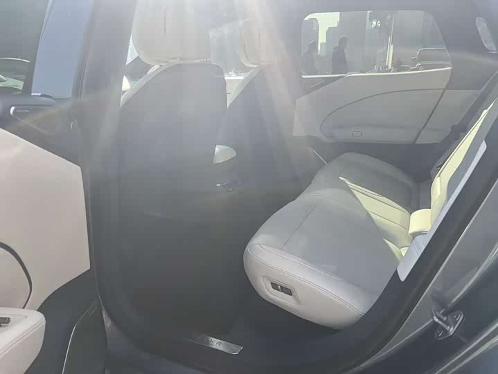 Фото 9 - Zeekr 007